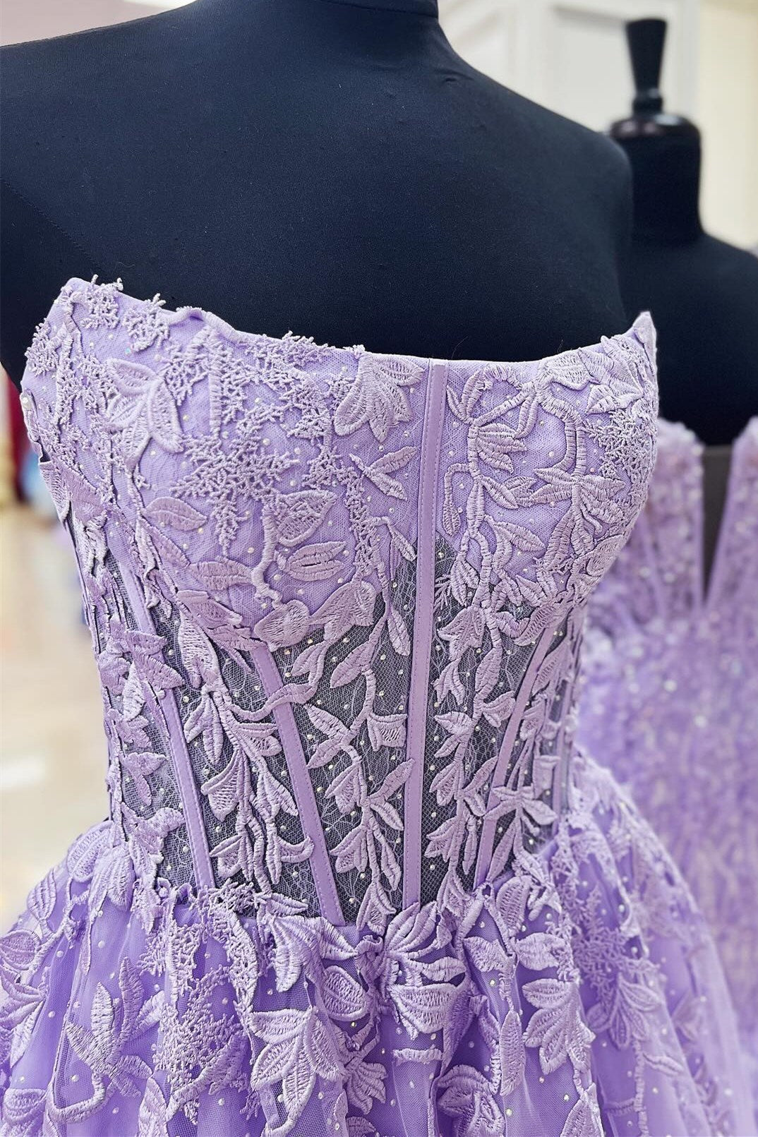 Nell | Vestido de fiesta largo de corte A sin tirantes y con apliques en azul agua