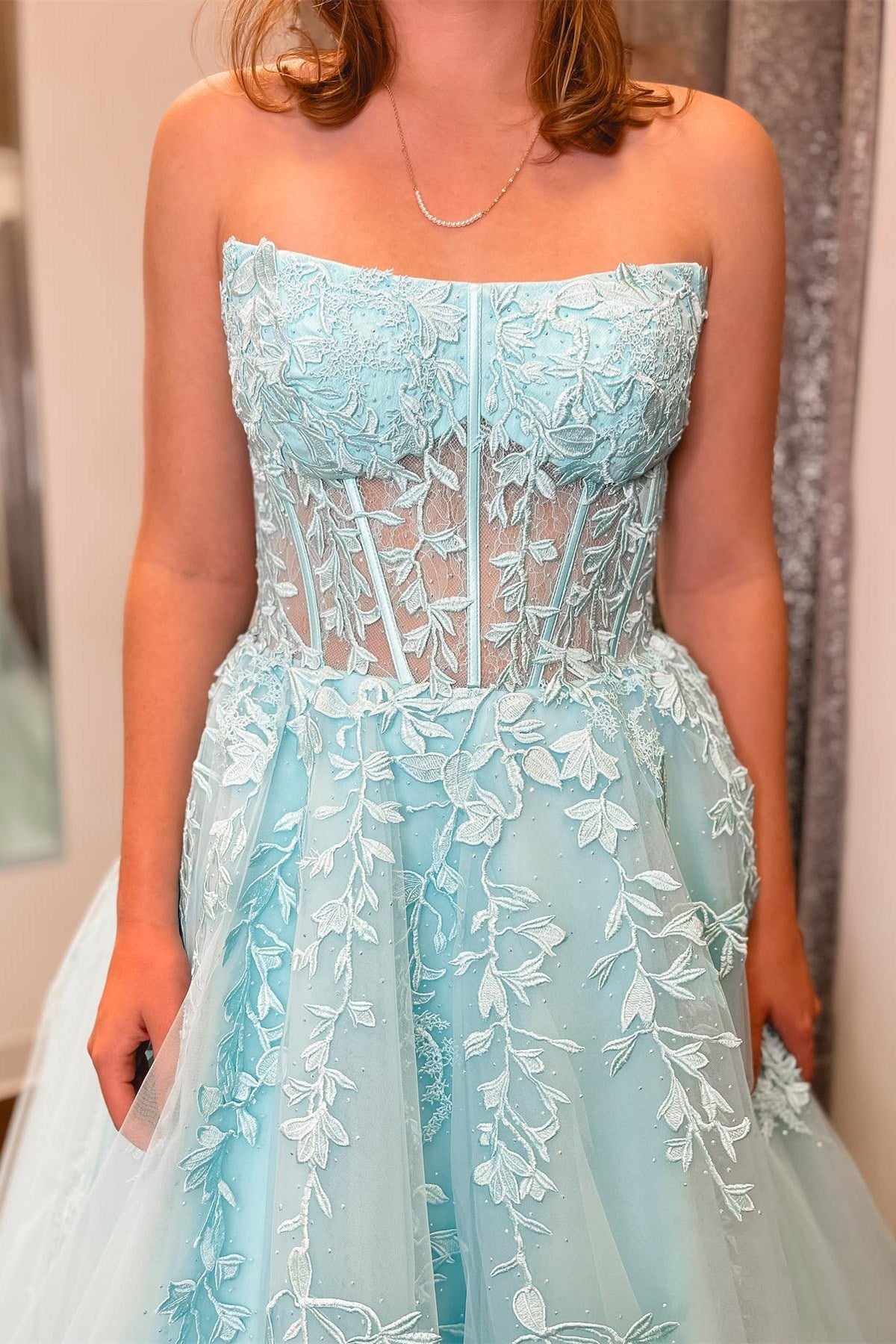 Nell | Vestido de fiesta largo de corte A sin tirantes y con apliques en azul agua