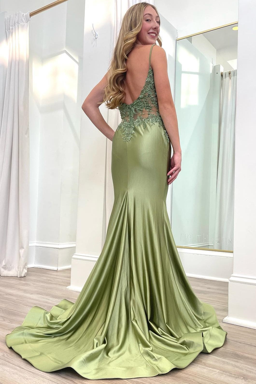 Salbeigrünes rückenfreies Trompetenkleid mit Spaghettiträgern