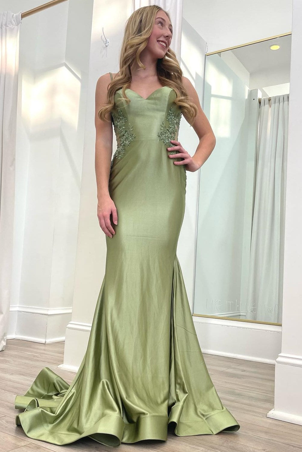 Salbeigrünes rückenfreies Trompetenkleid mit Spaghettiträgern