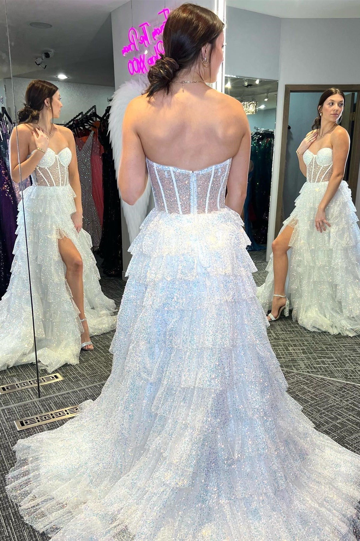 Eleanor | Langes Ballkleid mit Stufen, Korsett und Rüschen aus Glitzertüll und Schlitz