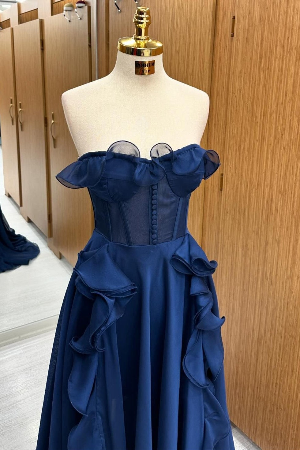 Vestido de fiesta largo con volantes y corsé azul marino de corte A