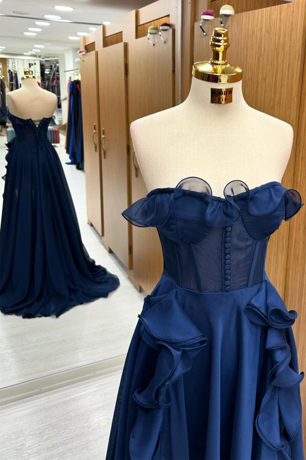 Vestido de fiesta largo con volantes y corsé azul marino de corte A
