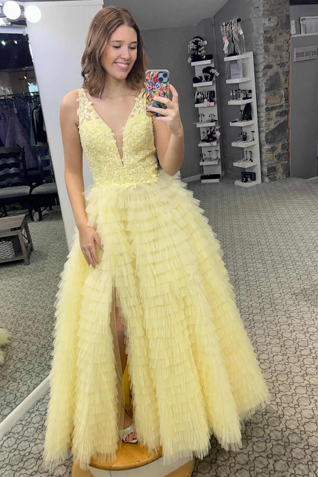 Vestido de fiesta largo amarillo con escote en V, volantes y abertura en capas