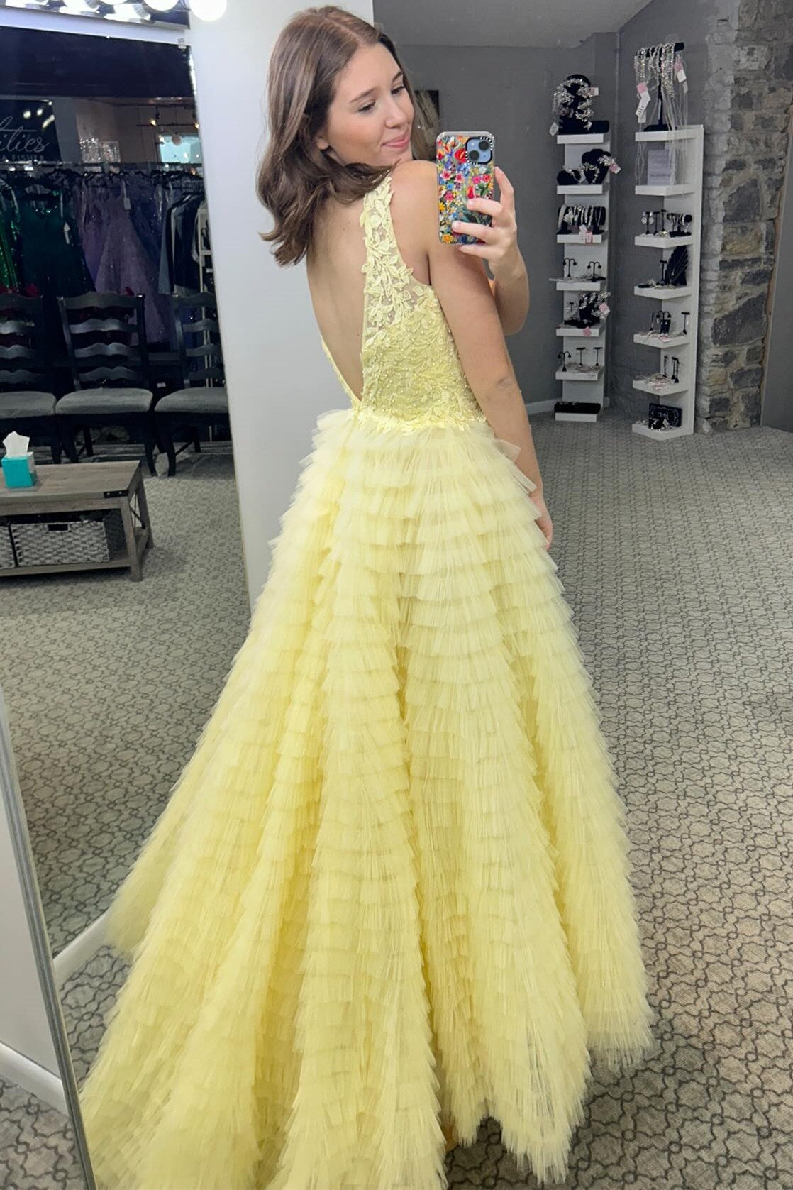 Vestido de fiesta largo amarillo con escote en V, volantes y abertura en capas