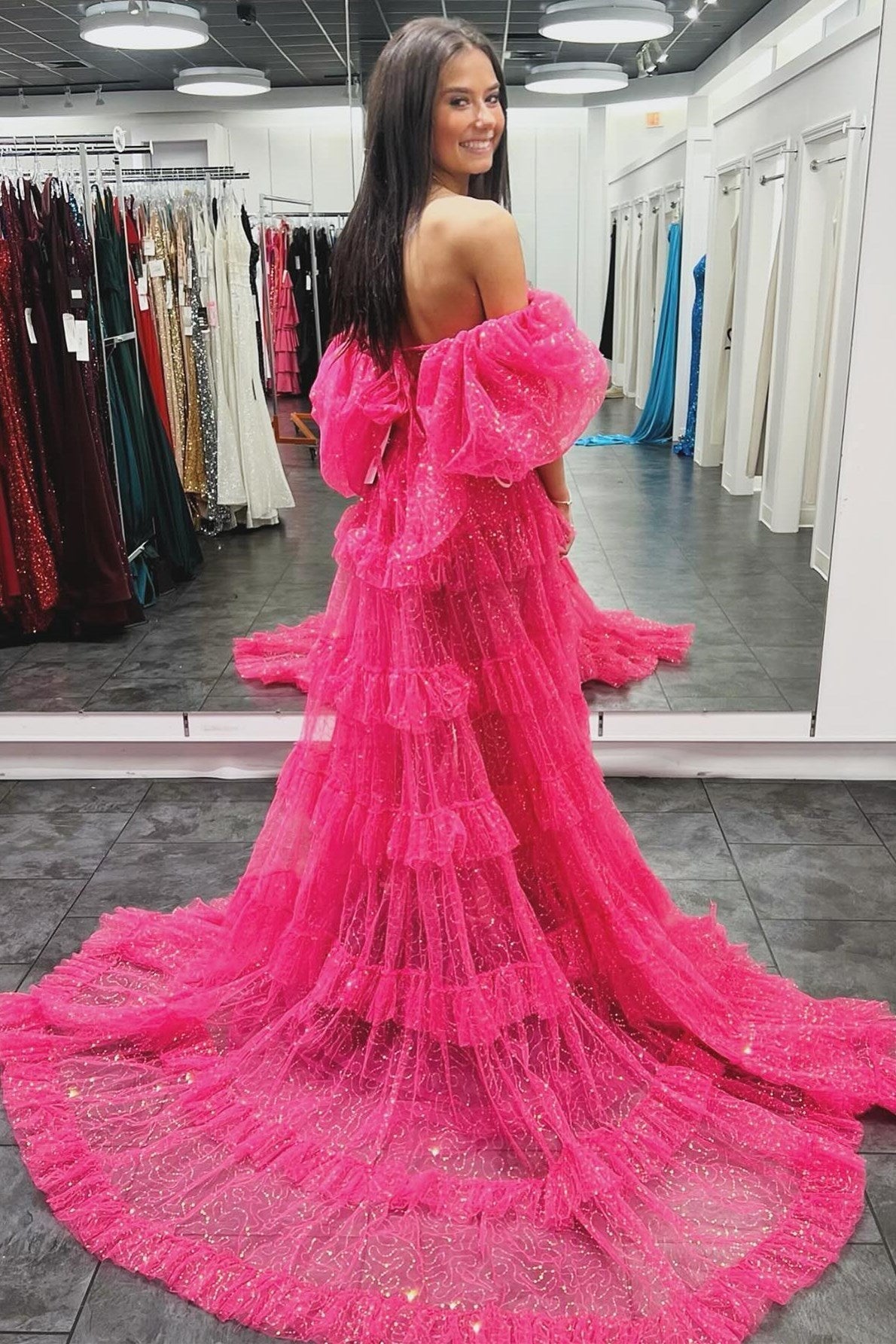 Vestido de fiesta de dos piezas con mangas abullonadas, volantes y tul brillante con abertura