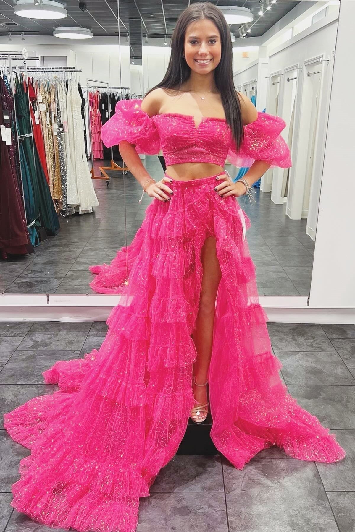 Vestido de fiesta de dos piezas con mangas abullonadas, volantes y tul brillante con abertura