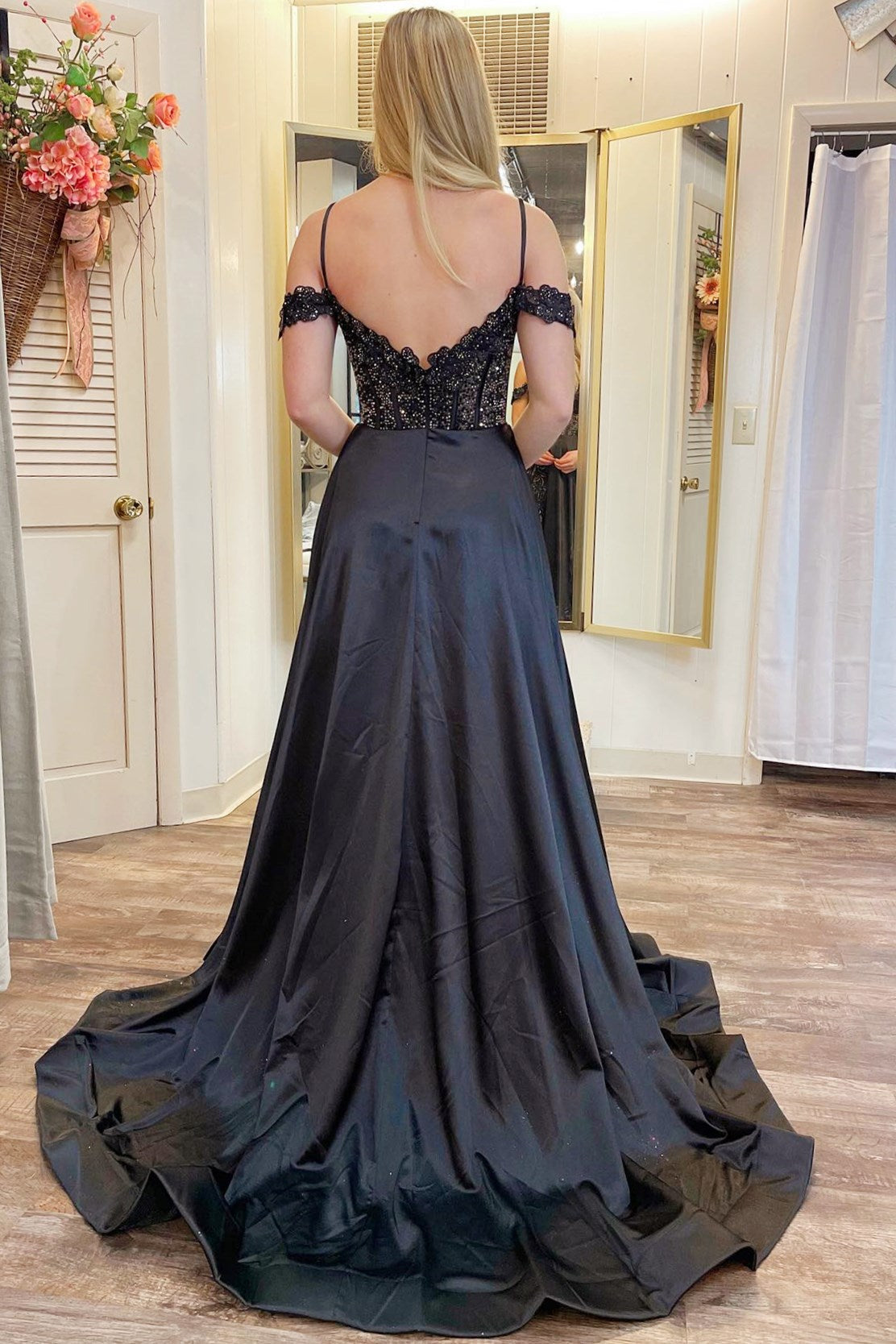 Abendkleid in A-Linie mit perlenbesetzten Schultern und Schlitz