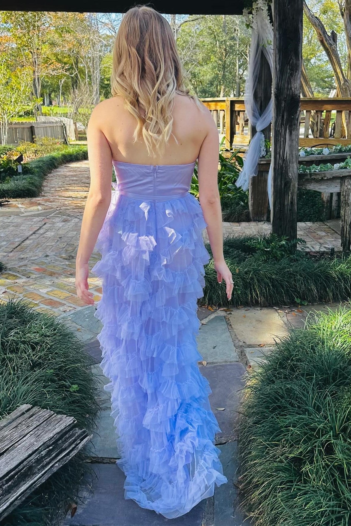 Vestido largo lavanda con volantes, cinturón y lazo en forma de corazón