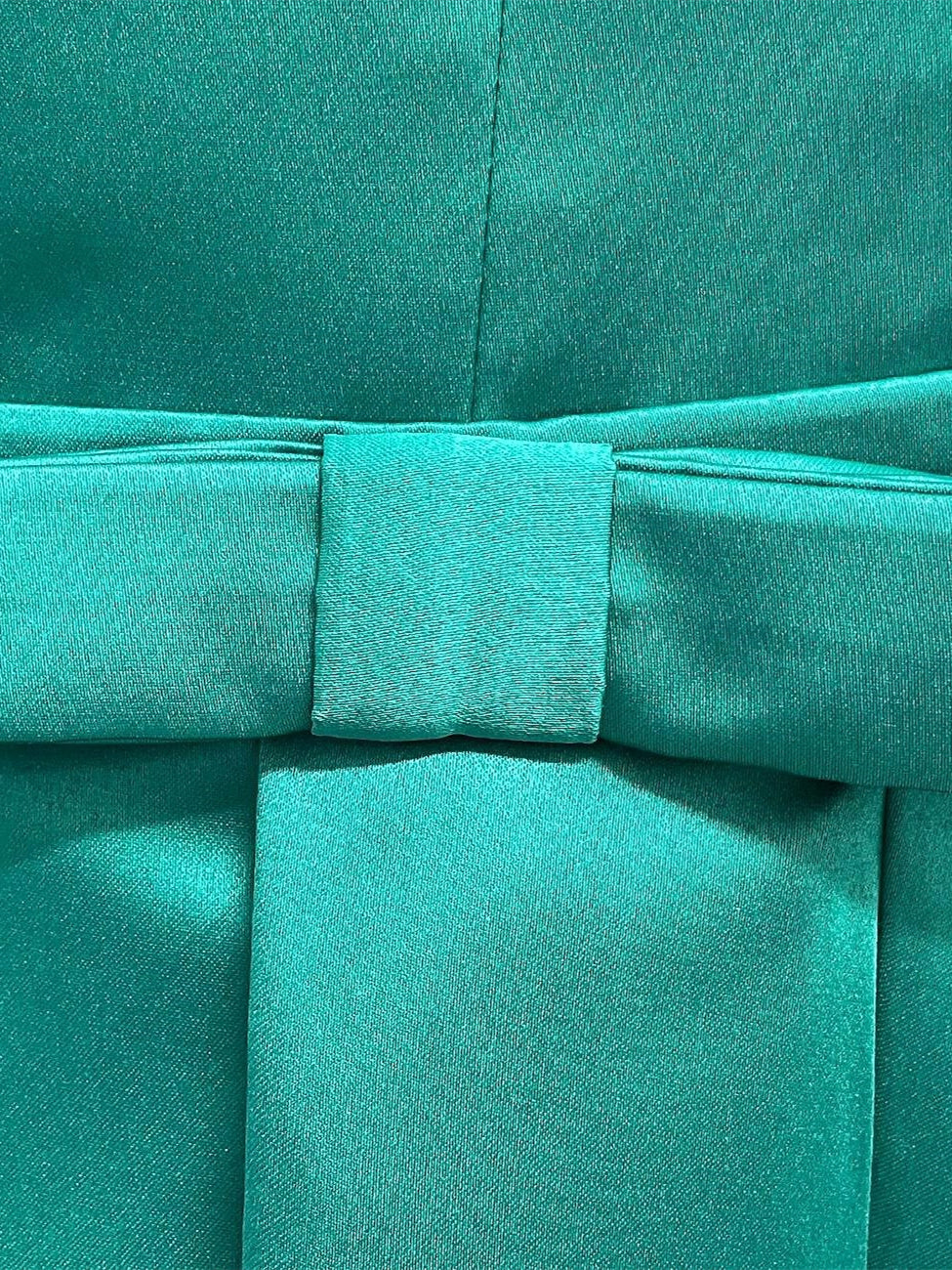 Etui-/Säulen-Kleid mit V-Ausschnitt, 3/4-Ärmeln und knielangem Brautmutterkleid mit Schärpe