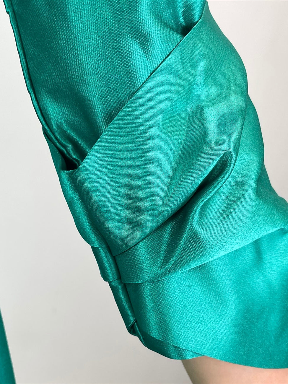 Etui-/Säulen-Kleid mit V-Ausschnitt, 3/4-Ärmeln und knielangem Brautmutterkleid mit Schärpe