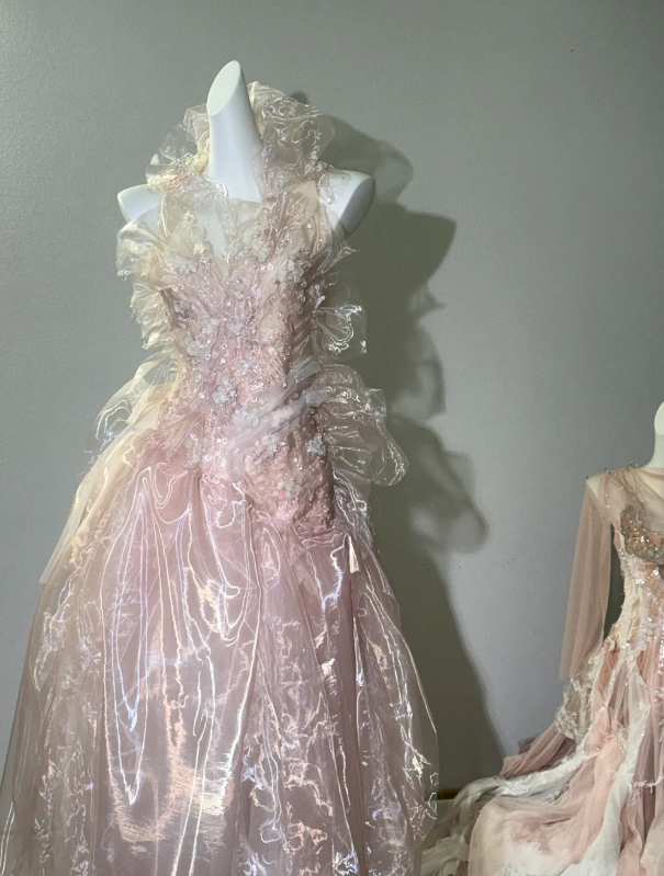 Vestido de fiesta largo de tul rosa hada con cuentas y espalda descubierta Y8564