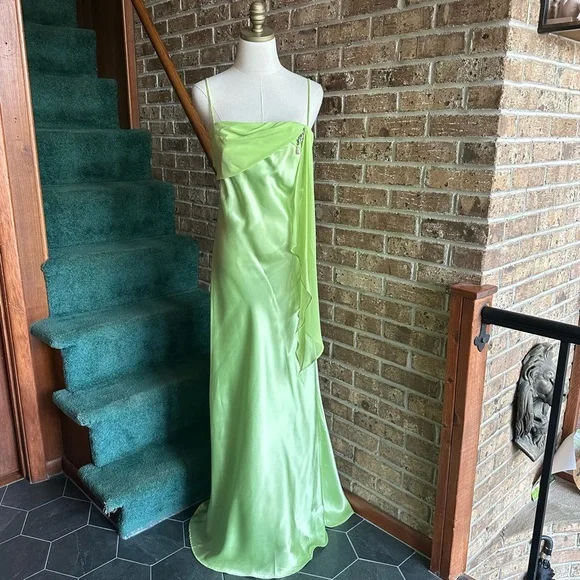 Einfaches grünes Satin-Chiffon-Abendkleid, langes Ballkleid Y8201