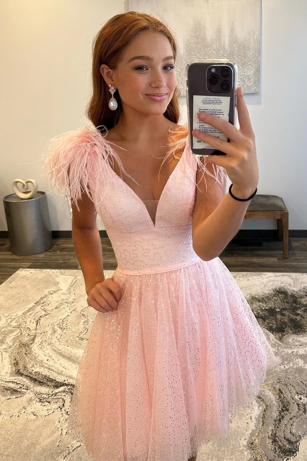 Rosa A-Linie Tüll Homecoming-Kleid mit tiefem V-Ausschnitt und Federn, Y2427