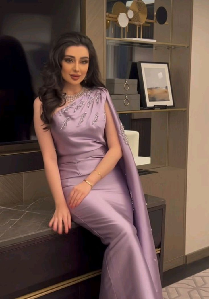 Vestido de noche elegante de satén con un solo hombro y corte entallado Y5349