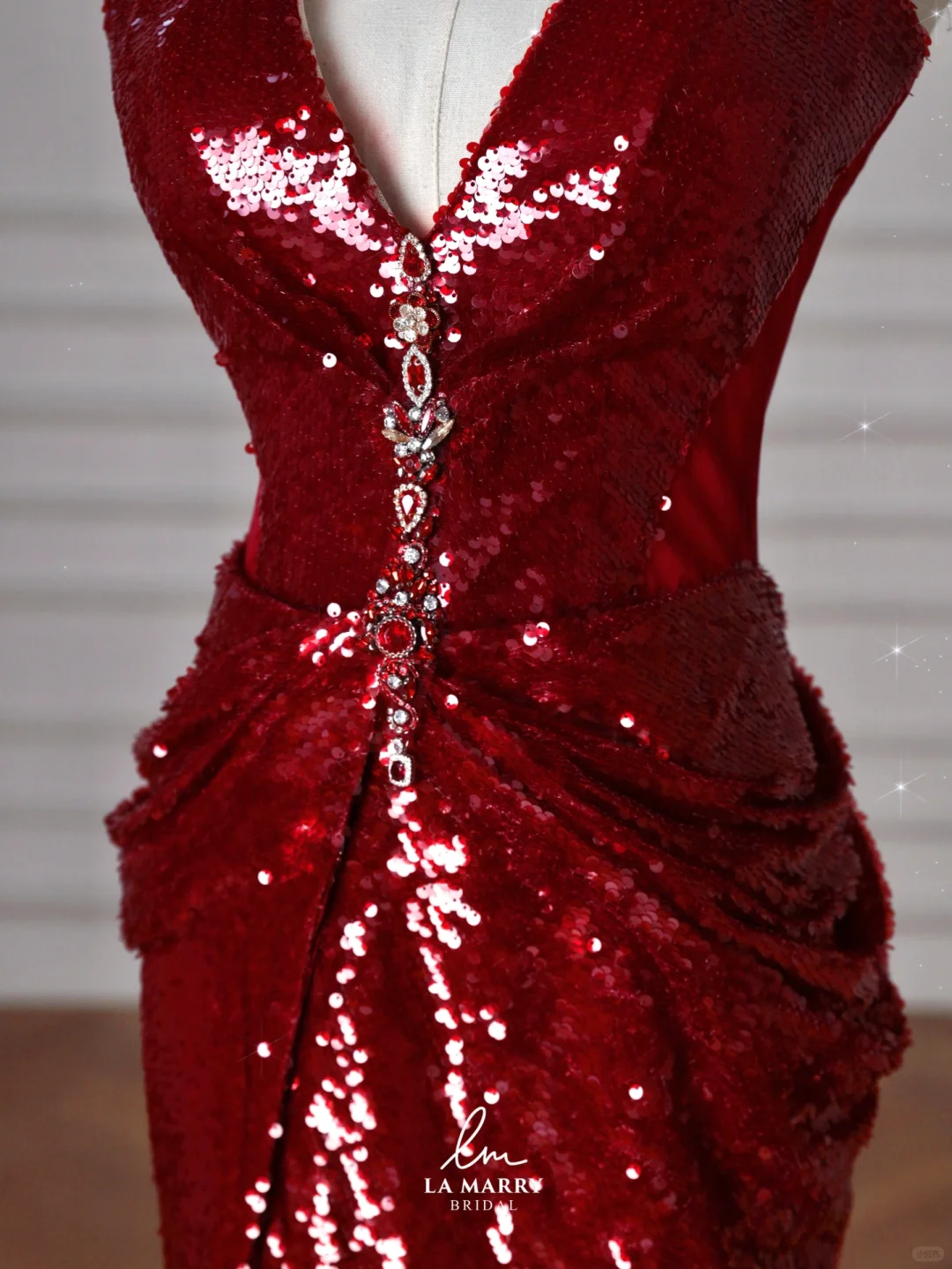 Sexy Burgund Pailletten Neckholder V-Ausschnitt Abendkleid Rückenfreies Meerjungfrau Abendkleid Y8628