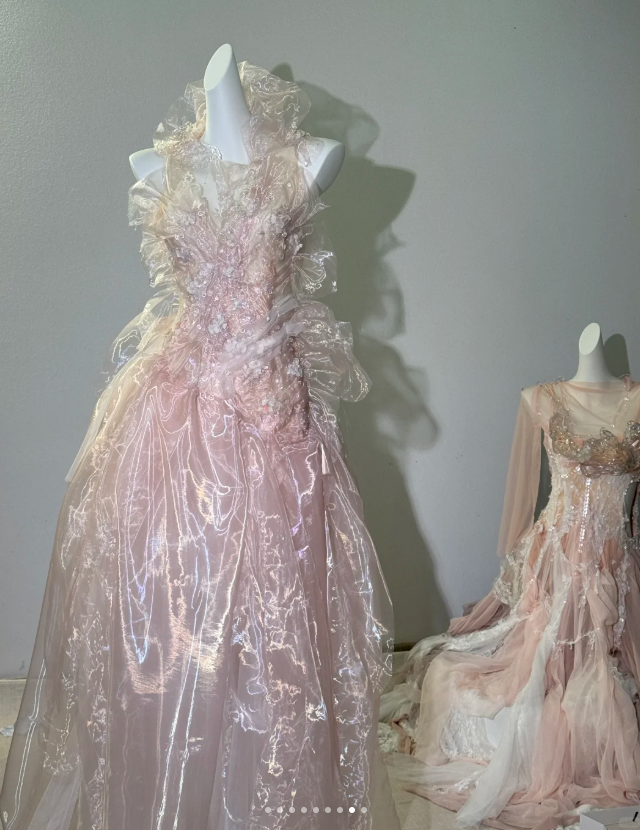 Vestido de fiesta largo de tul rosa hada con cuentas y espalda descubierta Y8564