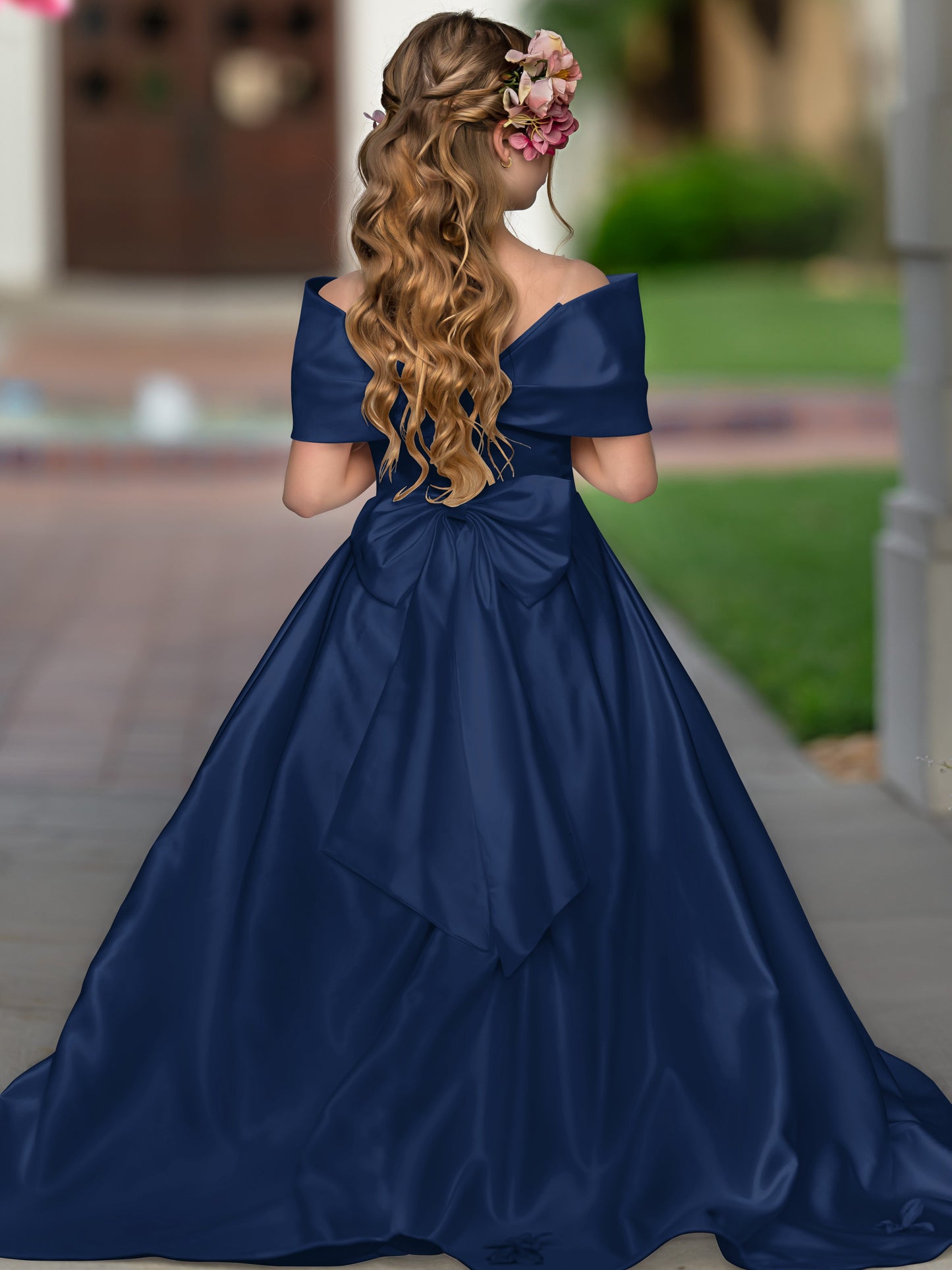 Elegante vestido de princesa de satén color marfil con cola larga y lazo para niñas de las flores