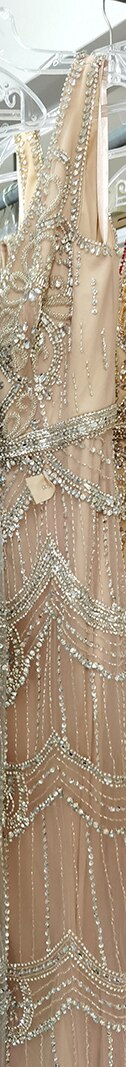 Vestido de noche sexy color piel, color plata, con escote en V, estilo sirena, sin mangas, con plumas, chal, hilo y diamantes, LA70171B