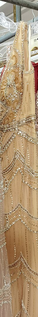 Vestido de noche sexy color piel, color plata, con escote en V, estilo sirena, sin mangas, con plumas, chal, hilo y diamantes, LA70171B