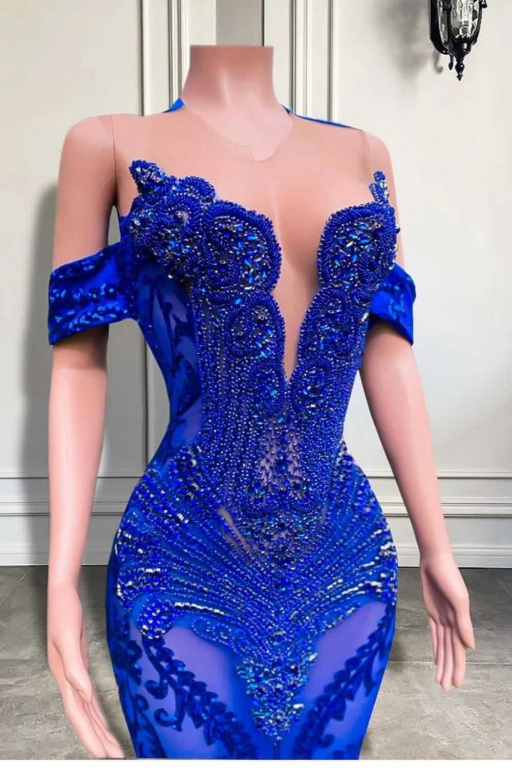 Encantadores vestidos de fiesta de sirena azul real con lentejuelas y hombros descubiertos