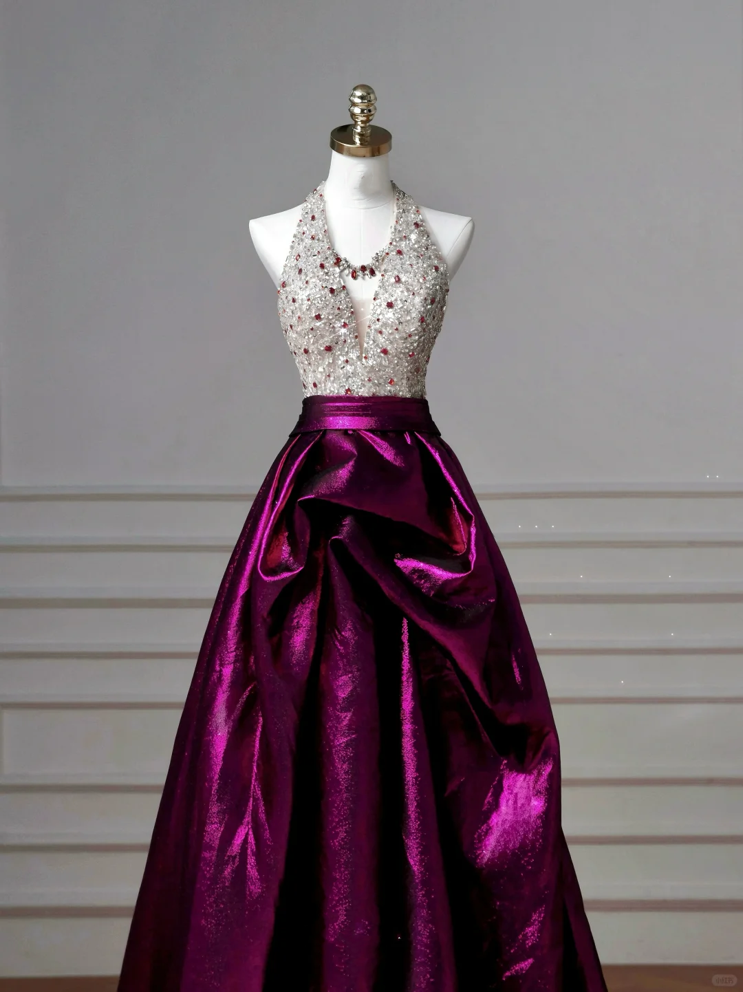 Vestido de fiesta largo de satén morado con cuello halter y cuentas, corte A, Y8609