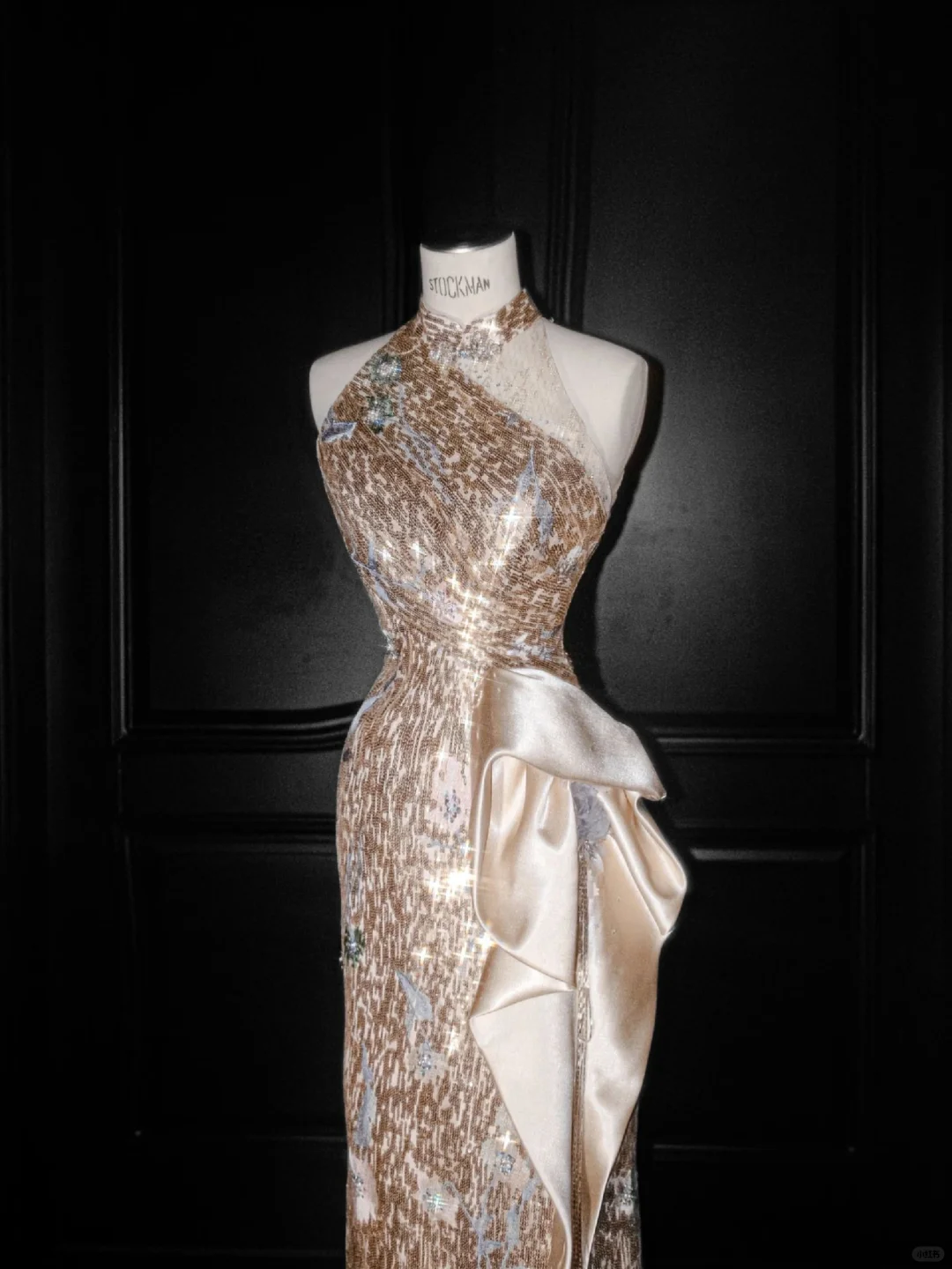 Vestido de fiesta largo con cuello halter y lentejuelas doradas y champán brillante Y8653