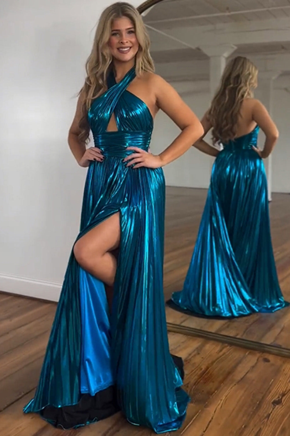 Pfauenblaues Neckholder-A-Linien-Ballkleid mit Schlitz