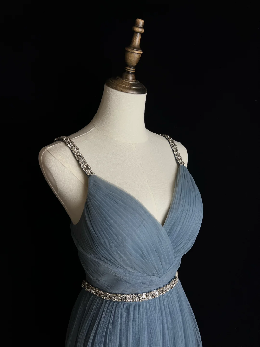 Schlichtes blaues Abendkleid aus Tüll mit Perlen in A-Linie, Spaghettiträgern und V-Ausschnitt, Y8649