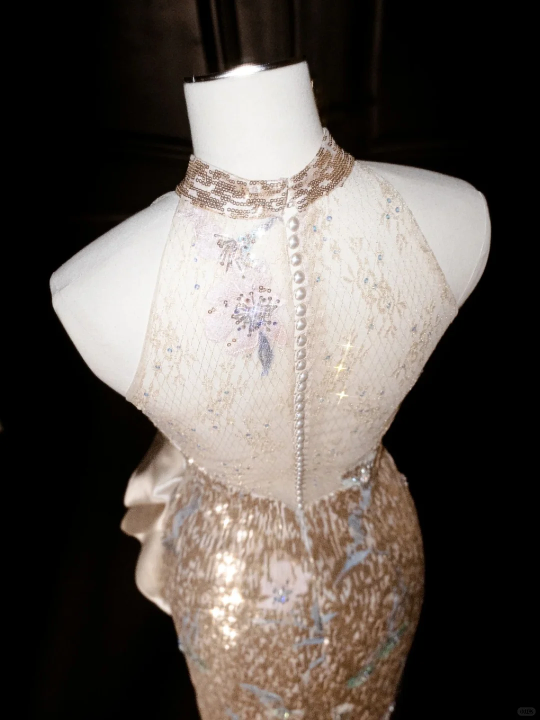 Vestido de fiesta largo con cuello halter y lentejuelas doradas y champán brillante Y8653