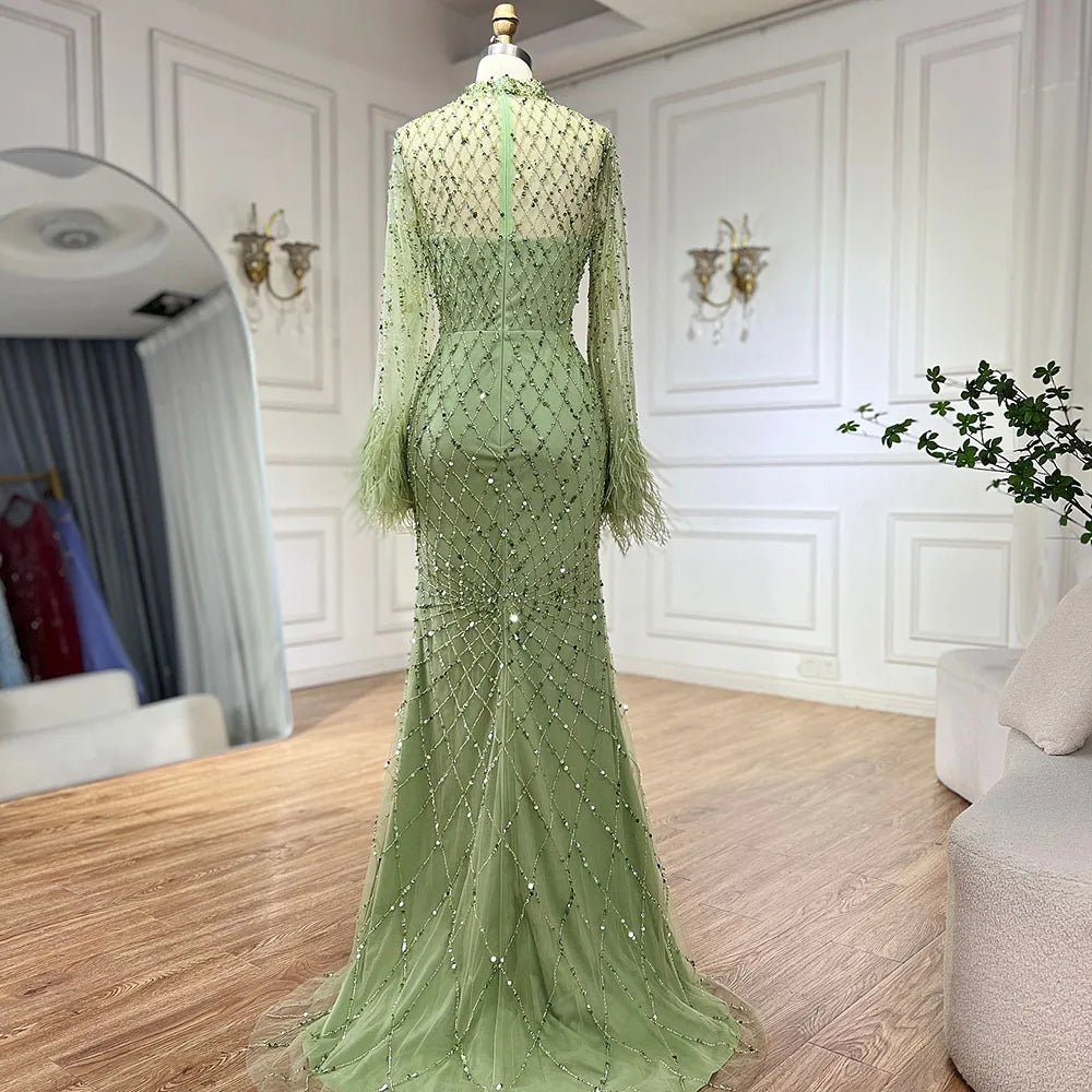 Luxuriöses Abendkleid mit Perlen und Federn in Salbeigrün mit langen Ärmeln LA72394A