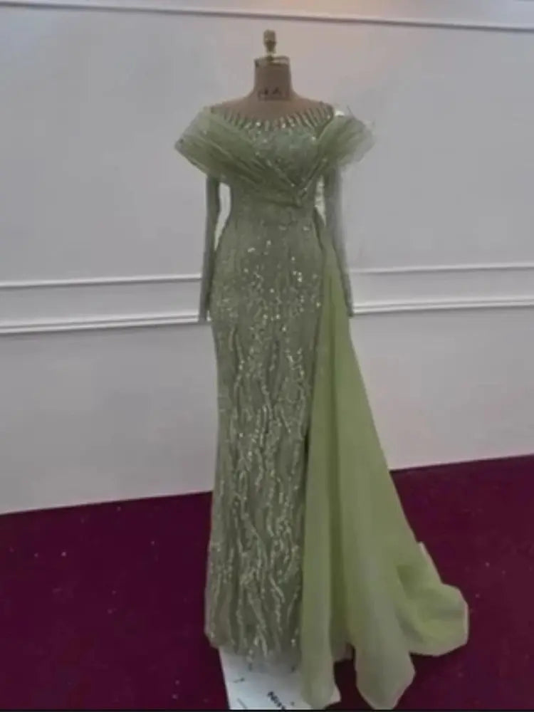 Elegantes, perlenbesetztes Abendkleid in Salbeigrün mit fließendem Saum LA72928
