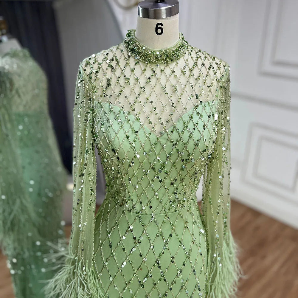 Luxuriöses Abendkleid mit Perlen und Federn in Salbeigrün mit langen Ärmeln LA72394A