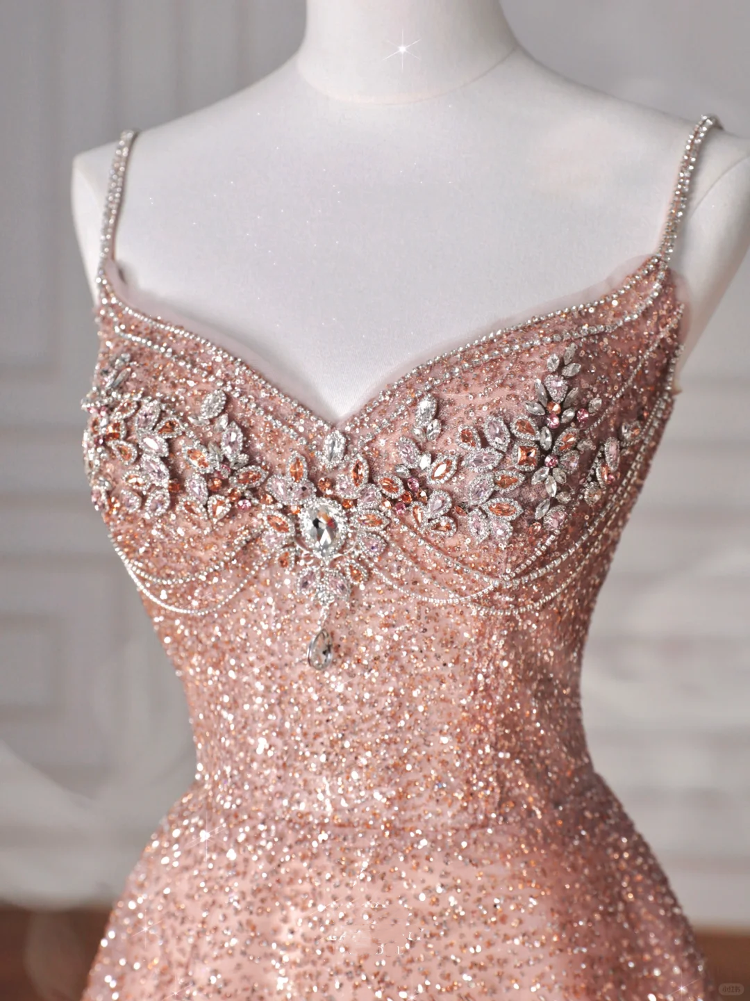 Vestido de fiesta de tul rosa brillante con lentejuelas y cuentas, tirantes finos, corte en A, Y8619