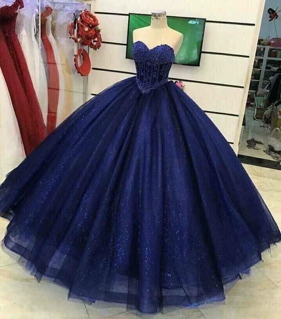 Hermoso vestido de fiesta de tul con escote corazón y cuentas en azul S16691