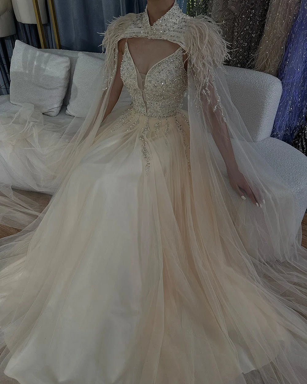 Arabisches Beige A-Linie Federn Langer Umhang Luxus Perlenbesetztes Saudi Abendkleid Kleider für formelle Anlässe 2025 LA72722