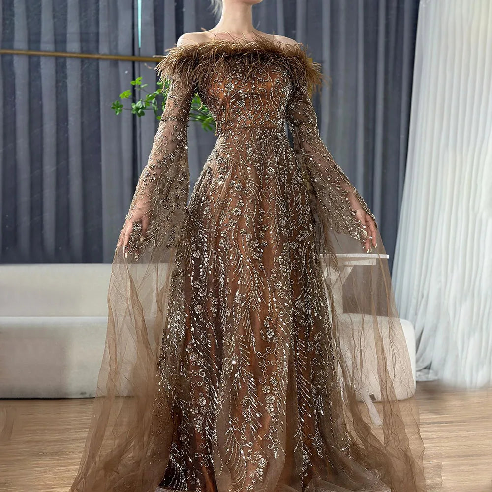 Vestido de noche marrón con plumas y hombros descubiertos y mangas estilo capa LA72401