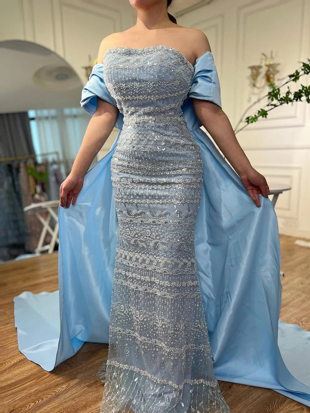 Luxuriöses Abendkleid mit Perlenbesatz und Cape in Salbeigrün LA72126