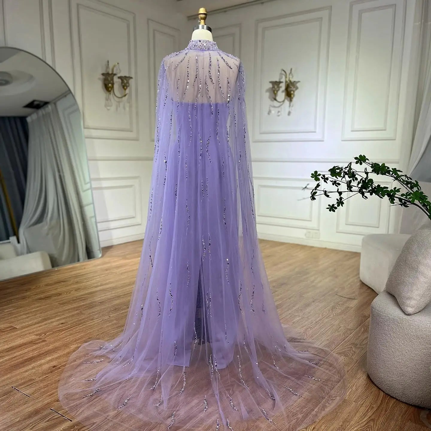 Lilafarbenes trägerloses Abendkleid mit perlenbesetztem, langem Cape LA72828