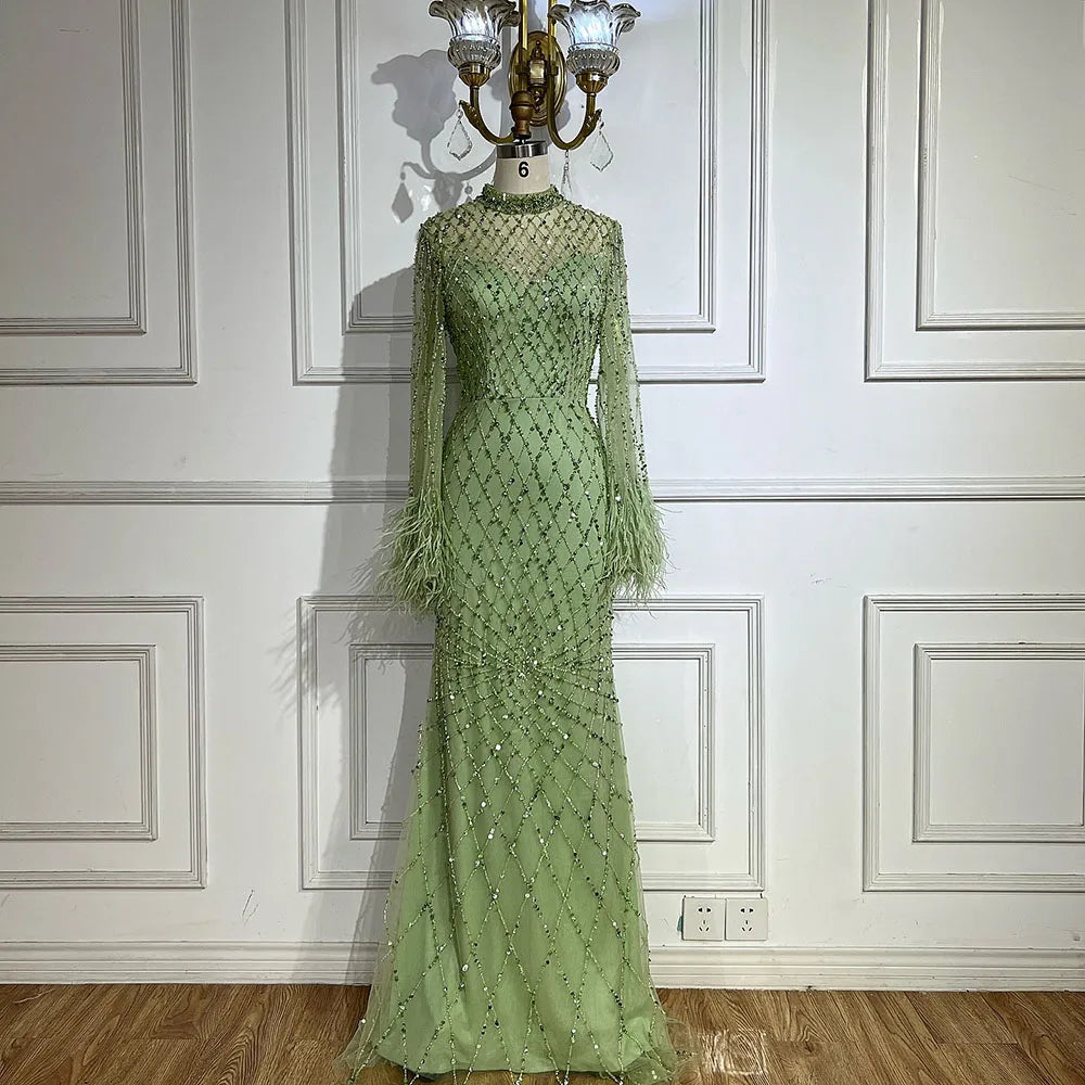 Luxuriöses Abendkleid mit Perlen und Federn in Salbeigrün mit langen Ärmeln LA72394A