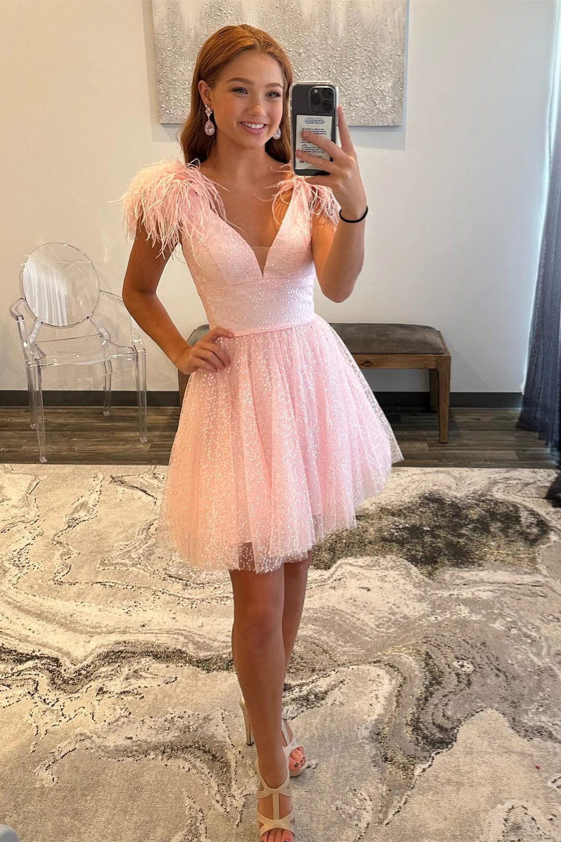 Rosa A-Linie Tüll Homecoming-Kleid mit tiefem V-Ausschnitt und Federn, Y2427