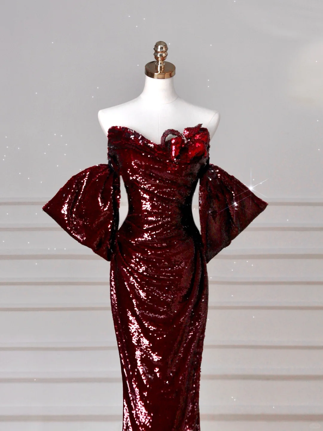 Vestido de noche estilo sirena con lentejuelas y hombros descubiertos en color burdeos Y8639