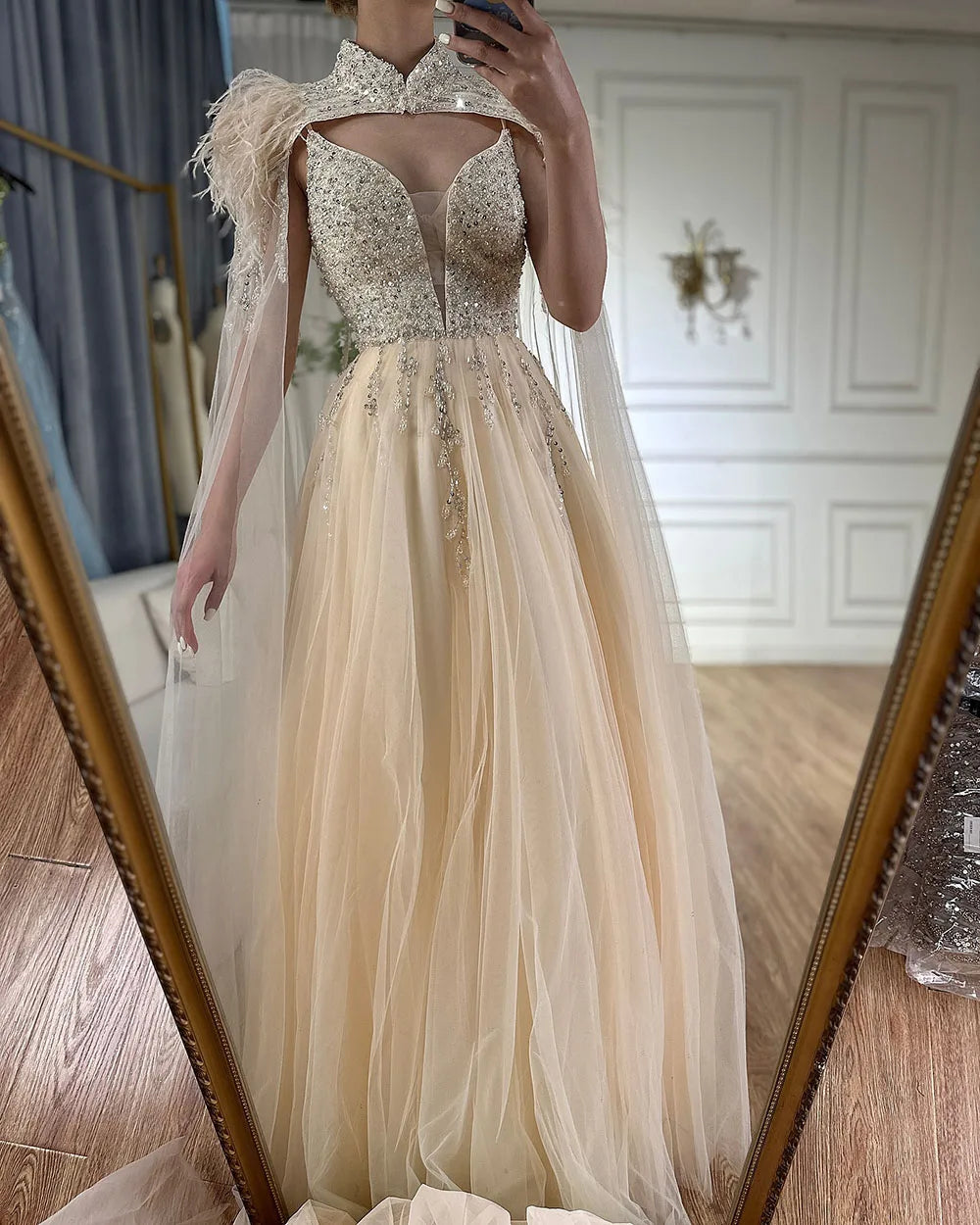 Arabisches Beige A-Linie Federn Langer Umhang Luxus Perlenbesetztes Saudi Abendkleid Kleider für formelle Anlässe 2025 LA72722