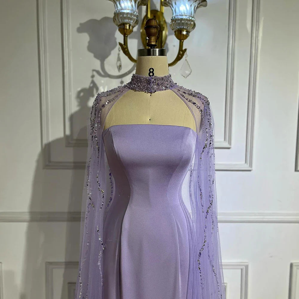 Lilafarbenes trägerloses Abendkleid mit perlenbesetztem, langem Cape LA72828