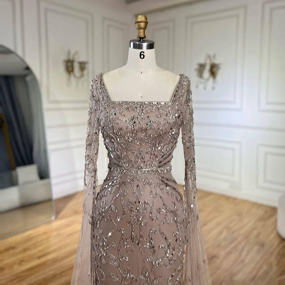 2025 Arabisches Karamell-Meerjungfrauen-Abendkleid mit perlenbesetzten Cape-Ärmeln | Kleid für Damenhochzeitsfeier LA72400A
