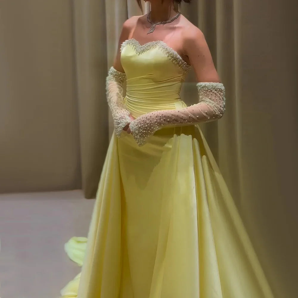 Elegantes Abendkleid aus gelbem Satin mit Herzausschnitt LA72777