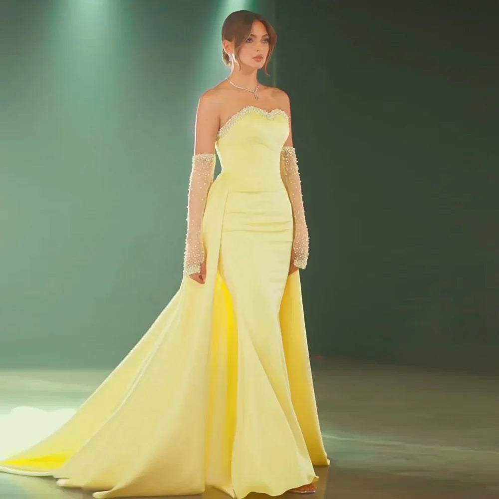 Elegantes Abendkleid aus gelbem Satin mit Herzausschnitt LA72777