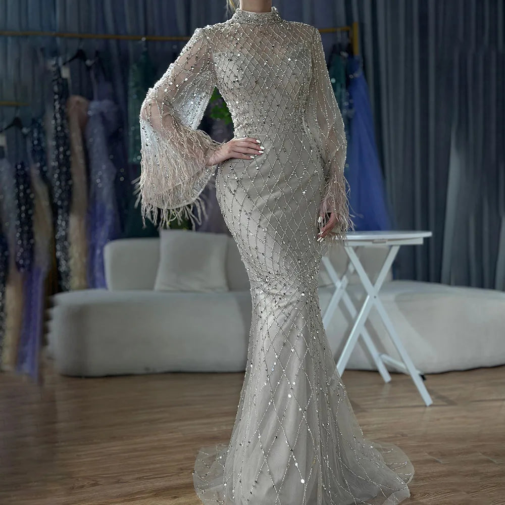 Luxuriöses Abendkleid mit Perlen und Federn in Salbeigrün mit langen Ärmeln LA72394A