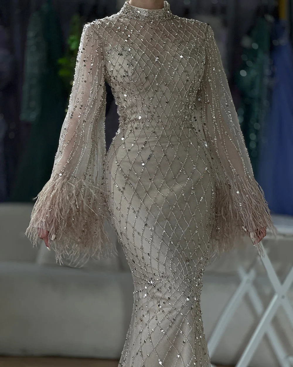 Luxuriöses Abendkleid mit Perlen und Federn in Salbeigrün mit langen Ärmeln LA72394A