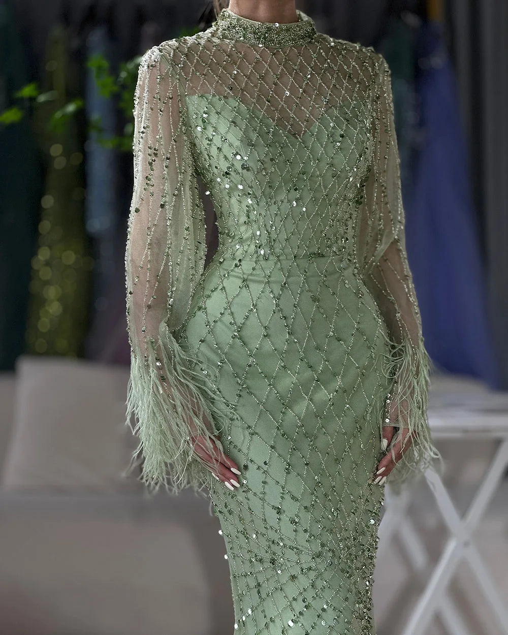 Luxuriöses Abendkleid mit Perlen und Federn in Salbeigrün mit langen Ärmeln LA72394A